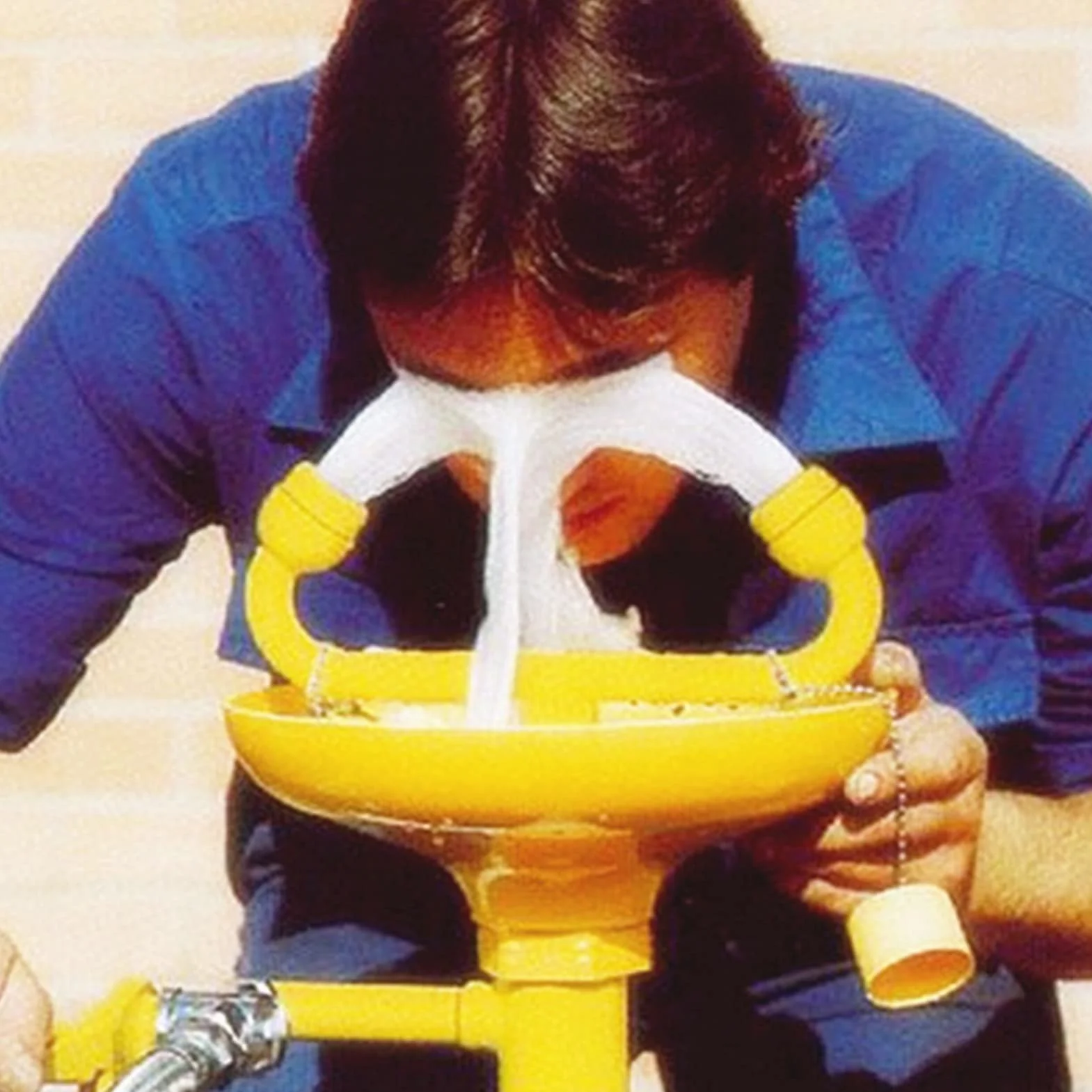 Station de Lavage oculaire d'urgence avec pédale, revêtement ABS et Acier Inoxydable, Montage sur Socle, pour Laboratoire ou Usine.