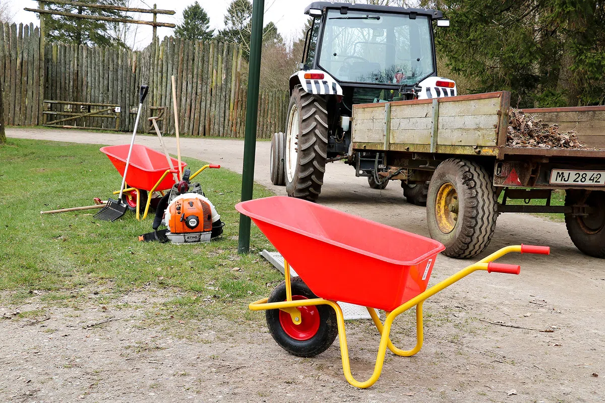 Ravendo BU1000PP Brouette de chantier professionnelle | Baignoire en polypropylène 100 l | Roue increvable avec roulement à billes | Charge maximale 200 kg | Barre de support